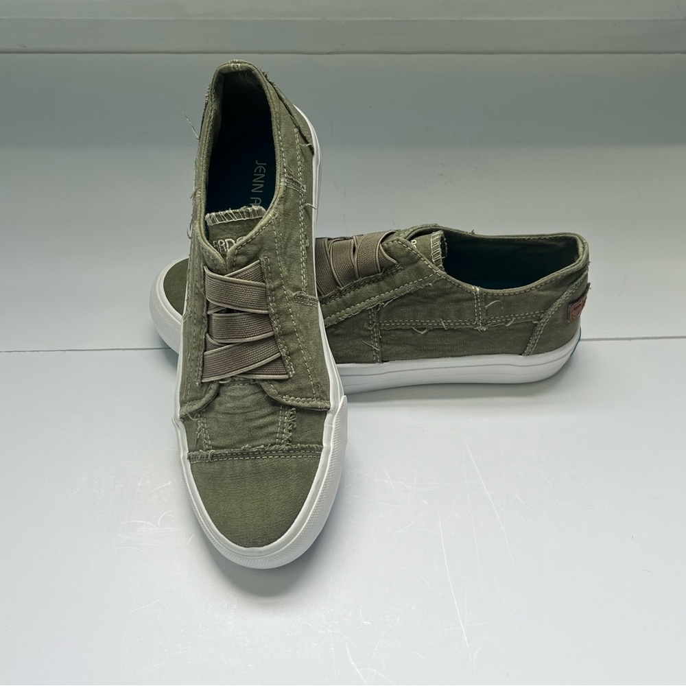 Jenn Ardor Women’s Canvas slip on sneakers in a size 8.